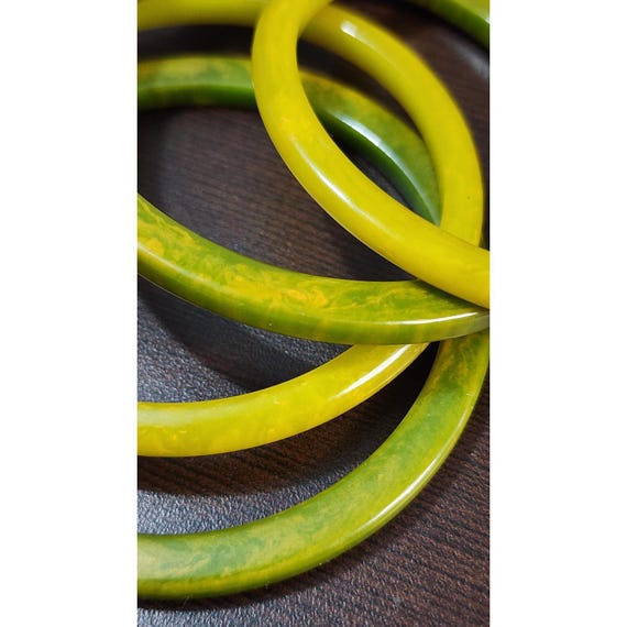 Authentic 1950s Bakelite Bangle Bracelet Set Marb… - image 3