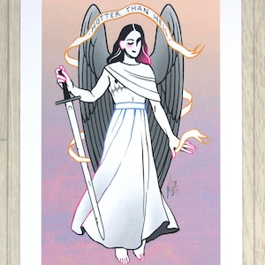 Peut inclure: Une illustration en noir et blanc d'un ange avec des ailes, tenant une épée. L'ange porte une robe blanche et a une auréole rose. L'arrière-plan est un dégradé de rose et d'orange. Le texte "HOTTER THAN HELL" est écrit sur une bannière au-dessus de l'ange.