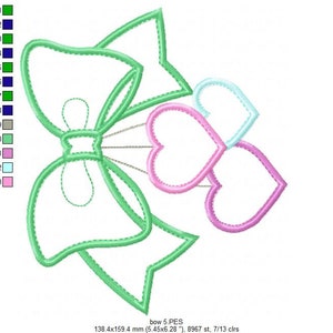 Puede incluir: Un dise&ntilde;o de bordado con un gran lazo verde con un contorno detallado y una forma de lazo m&aacute;s peque&ntilde;a. Tres corazones en rosa y celeste est&aacute;n conectados al lazo. El dise&ntilde;o incluye el texto "bow 5.PES" y mide 138,4x159,4 mm.