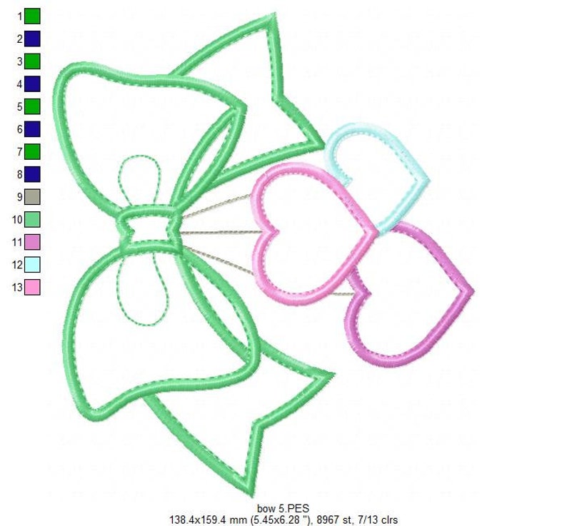Puede incluir: Un dise&ntilde;o de bordado con un gran lazo verde con un contorno detallado y una forma de lazo m&aacute;s peque&ntilde;a. Tres corazones en rosa y celeste est&aacute;n conectados al lazo. El dise&ntilde;o incluye el texto "bow 5.PES" y mide 138,4x159,4 mm.