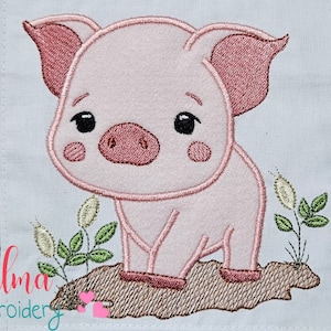 Può includere: Ricamo di un maiale rosa con il muso marrone e gli occhi neri. Il maiale è in piedi su un terreno marrone con foglie verdi e fiori bianchi.