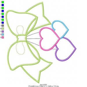 Puede incluir: Un dise&ntilde;o de bordado a m&aacute;quina que presenta un lazo grande de color verde claro con un contorno detallado. Tres corazones en rosa, azul y morado est&aacute;n unidos al lazo. El dise&ntilde;o incluye el texto "bow 6.PES" y mide 179,4 x 206,4 mm.