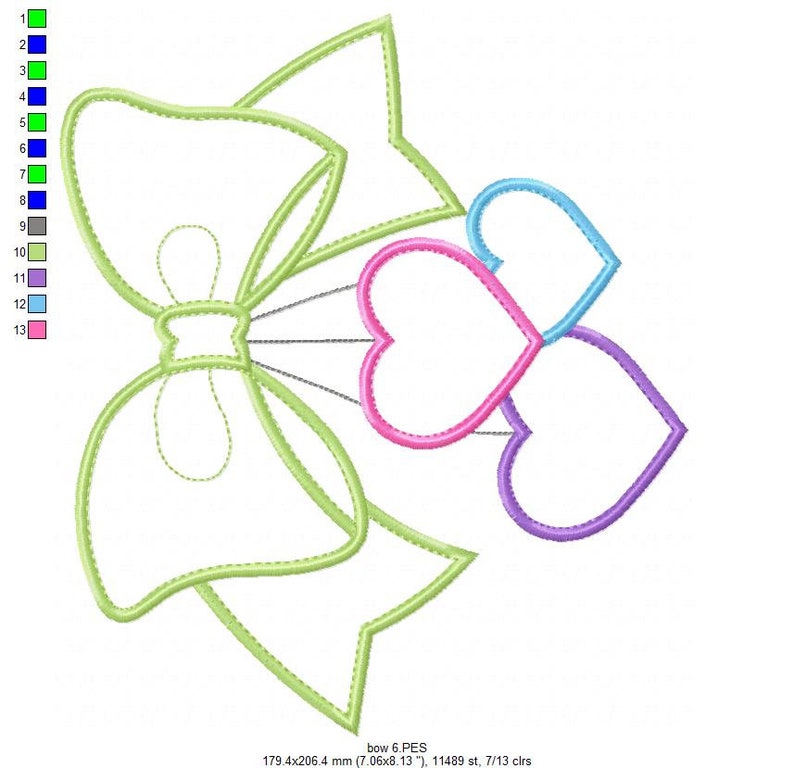 Puede incluir: Un dise&ntilde;o de bordado a m&aacute;quina que presenta un lazo grande de color verde claro con un contorno detallado. Tres corazones en rosa, azul y morado est&aacute;n unidos al lazo. El dise&ntilde;o incluye el texto "bow 6.PES" y mide 179,4 x 206,4 mm.