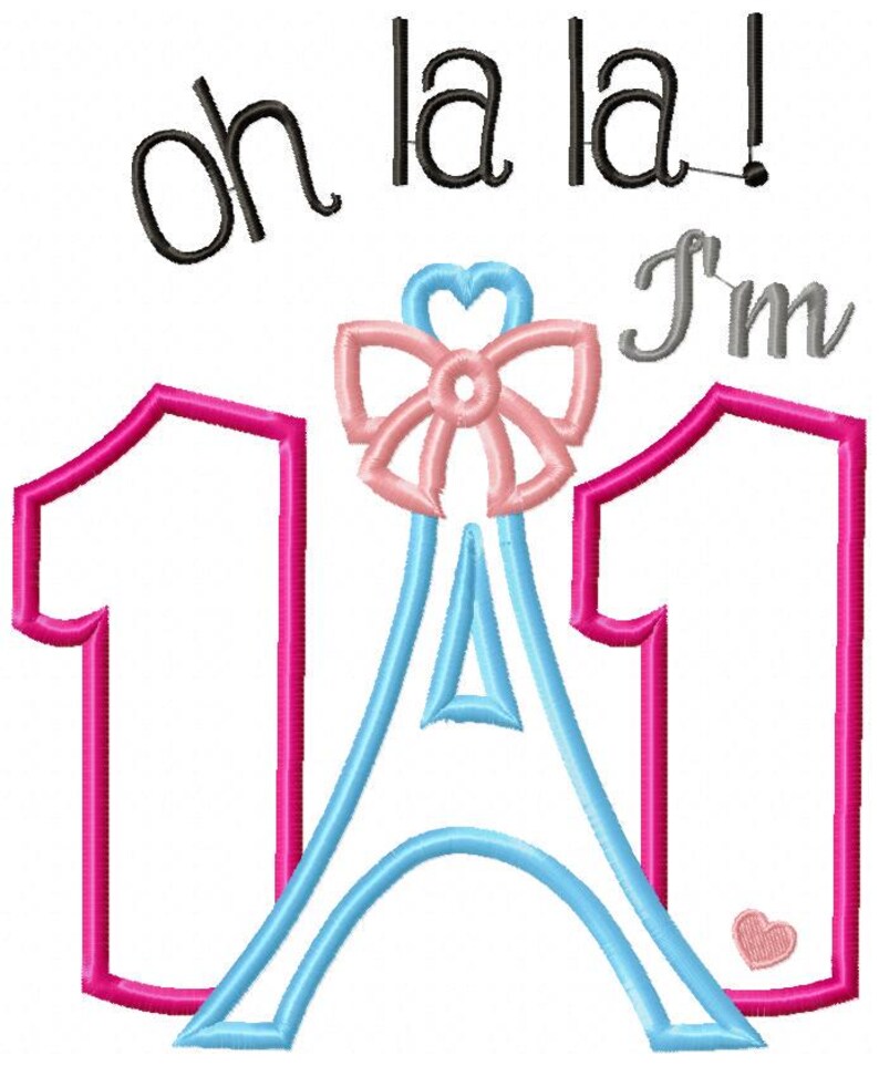K&ouml;nnte beinhalten: Ein Stickdesign mit dem Text oh la la! I'm in Schwarz und Grau, sowie der Zahl 11 in leuchtendem Pink. Eine hellblaue Eiffelturm-Grafik befindet sich zwischen den Zahlen, gekr&ouml;nt von einer zartrosa Schleife und einem kleinen rosa Herz am Fu&szlig;.