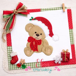 Könnte beinhalten: Gestickter Teddybär mit rotem Weihnachtsmannhut und Schleife auf weißem Hintergrund. Mit rot-weiß gepunktetem Rand, kleinem Strumpf, Geschenkbox und dem Text "Elma embroidery". Festliches Design für Weihnachten.
