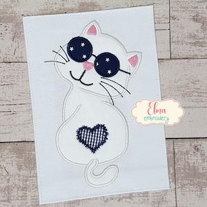 Puede incluir: Gato blanco con gafas de sol azules con estrellas blancas y un corazón a cuadros azules y blancos en el pecho. El gato mira hacia la derecha. La imagen tiene el texto "Elma embroidery" en la esquina inferior derecha.