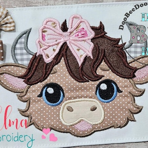 Könnte beinhalten: Gestickte Darstellung einer braunen und weißen Kuh mit einer rosa Schleife im Haar. Das Design ist in verschiedenen Größen erhältlich: 4x4, 5x4, 5x7, 5x8, 6x10 und 7x12 Zoll. Das Design stammt von Elma Embroidery.