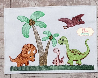 Könnte beinhalten: Gestickte Design mit einem grünen Dinosaurier, einem braunen Triceratops, einem rosa Dinosaurier und einem braunen Pterodactylus, der über einer grünen Palme fliegt. Das Design enthält den Text "Elma embroidery".