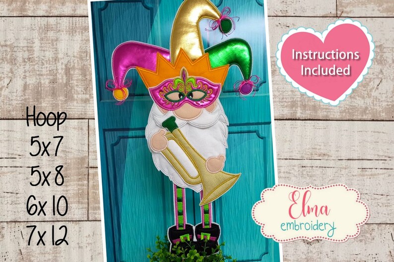 K&ouml;nnte beinhalten: Ein Mardi Gras-Zwerg mit einer goldenen, orangen, pinken und gr&uuml;nen Narrenkappe, einer pinken und goldenen Maske und einer goldenen Trompete. Der Zwerg steht auf einer gr&uuml;nen Pflanze. Der Text "Instructions Included" befindet sich in einem pinken Herz. Der Text "Elma embroidery" befindet sich in einem cremefarbenen Oval mit pinkem Rand.
