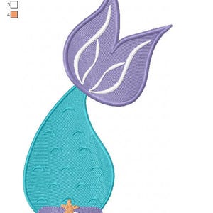 Puede incluir: Una taza de cer&aacute;mica blanca con un asa negra y el texto "But First, Coffee" en negro, con una fuente de estilo manuscrito. La taza est&aacute; sobre una superficie blanca.