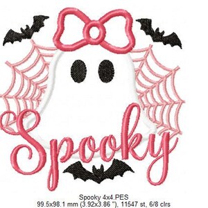 Peut inclure: Un motif de fant&ocirc;me blanc avec un n&oelig;ud rose, des yeux noirs et le mot "Spooky" en script rose. Le motif comprend des toiles d'araign&eacute;es roses et des chauves-souris noires, parfait pour Halloween.