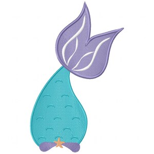 Puede incluir: Un dise&ntilde;o bordado de cola de sirena en tonos turquesa, lavanda y blanco. La cola presenta un patr&oacute;n de escamas detallado y un peque&ntilde;o acento de estrella de mar en la base. Adecuado para diversos proyectos de manualidades.