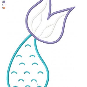 Puede incluir: Una taza de cer&aacute;mica blanca con un asa negra y el texto "But First, Coffee" en un estilo manuscrito. La taza est&aacute; sobre una superficie blanca. La taza mide aproximadamente 10 cm de alto.