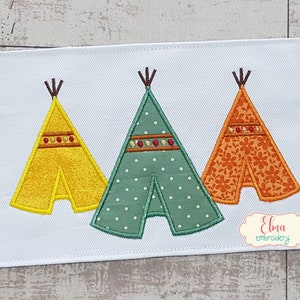 Puede incluir: Tres tipis bordados en amarillo, verde y naranja con detalles marrones. Los tipis están sobre un fondo blanco con el texto "Elma embroidery" en rosa.