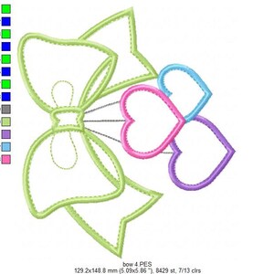 Puede incluir: Dise&ntilde;o bordado con un lazo verde grande con contorno punteado, conectado a tres corazones en rosa, azul y morado. El dise&ntilde;o incluye el texto "bow 4 PES" y mide 129,2 x 148,8 mm.