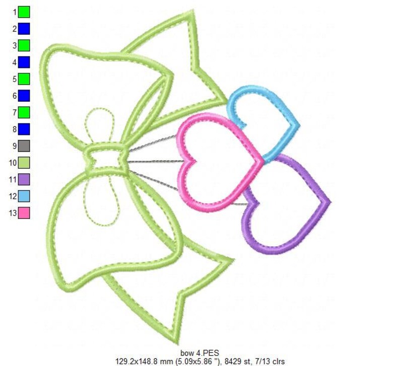 Puede incluir: Dise&ntilde;o bordado con un lazo verde grande con contorno punteado, conectado a tres corazones en rosa, azul y morado. El dise&ntilde;o incluye el texto "bow 4 PES" y mide 129,2 x 148,8 mm.