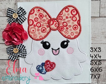 Puede incluir: Fantasma blanco con un lazo rojo y blanco de lunares, mejillas rosadas y un corazón rojo y azul. El fantasma está sosteniendo el corazón en sus manos. La imagen incluye el texto "3x3 4x4 5x5 6x6 7x7".