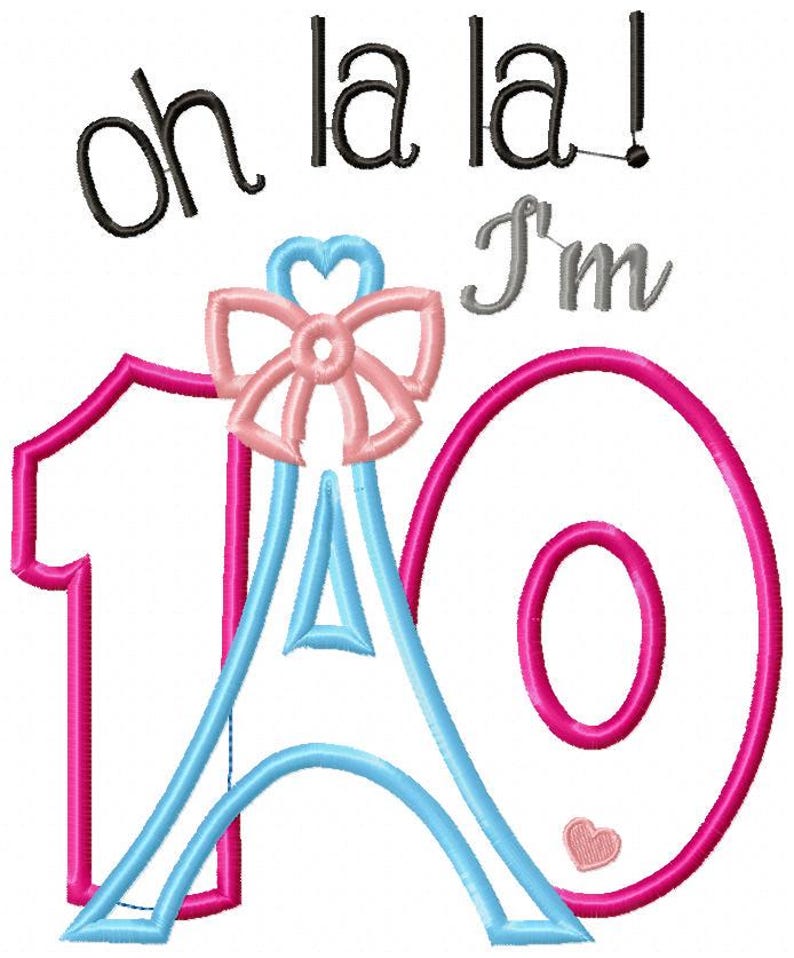 K&ouml;nnte beinhalten: Ein Stickdesign mit dem Text "oh la la! I'm" in Schwarz und Grau. Die Zahl 10 ist mit einer pinken Ziffer 1 und einer pinken Ziffer 0 stilisiert. Eine hellblaue Eiffelturmform befindet sich zwischen den Ziffern, gekr&ouml;nt von einer pinken Schleife.