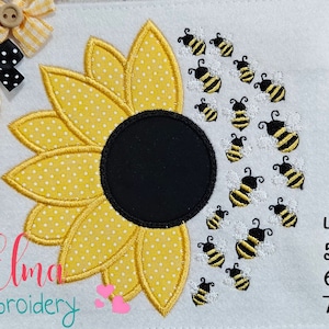 Può includere: Disegno ricamato di un girasole giallo con un centro nero e un cerchio di api intorno. Il disegno è disponibile nelle dimensioni 4x4, 5x5, 6x6 e 7x7 pollici.