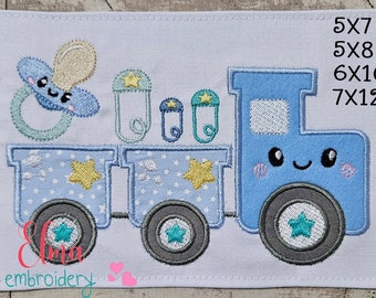 Peut inclure: Broderie représentant un camion bleu avec une sucette, des étoiles et des nuages. Le camion a un visage souriant et le texte "5x7 5x8 6x10 7x12" est dans le coin supérieur droit.