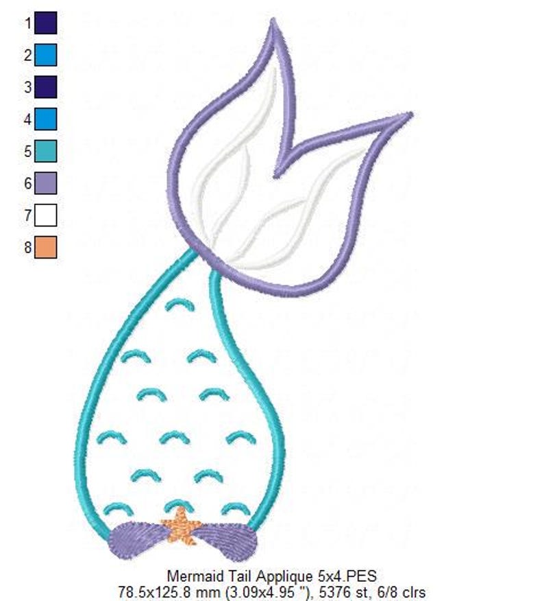 Puede incluir: Un aplique de cola de sirena bordada en tonos azules, morados y naranjas. El dise&ntilde;o presenta una cola estilizada con un acento de estrella de mar. El texto "Mermaid Tail Applique 5x4.PES" es visible. La cola mide 78,5 x 125,8 mm.