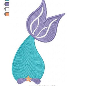 Puede incluir: Un dise&ntilde;o bordado de cola de sirena en tonos turquesa, morado y blanco. La cola presenta un patr&oacute;n de escamas detallado y un acento de estrella de mar. El dise&ntilde;o se titula "Mermaid Tail Fill 5x4.PES" y mide 78,1x125,8 mm.