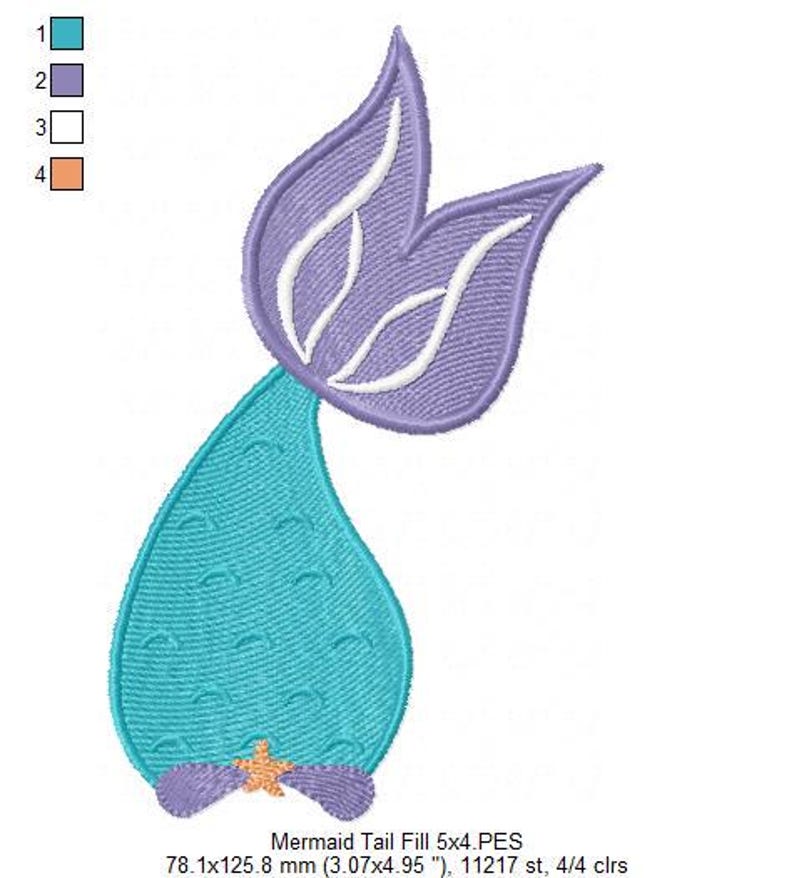 Puede incluir: Un dise&ntilde;o bordado de cola de sirena en tonos turquesa, morado y blanco. La cola presenta un patr&oacute;n de escamas detallado y un acento de estrella de mar. El dise&ntilde;o se titula "Mermaid Tail Fill 5x4.PES" y mide 78,1x125,8 mm.