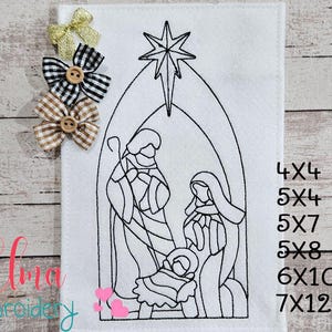 Op de afbeelding: Zwart-witte lijntekening borduurontwerp van de kerststal met een ster erboven. Het ontwerp is verkrijgbaar in de maten 4x4, 5x4, 5x7, 5x8, 6x10 en 7x12 inch.