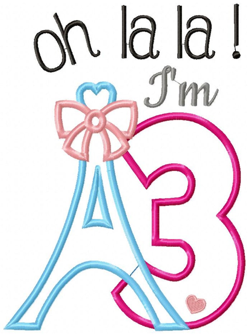 K&ouml;nnte beinhalten: Ein Stickdesign mit dem Text "oh la la ! I'm" in Schwarz und Grau. Unter dem Text befindet sich eine hellblaue Eiffelturm-Kontur mit einer rosa Schleife an der Spitze, verschlungen mit einer gro&szlig;en, kr&auml;ftigen rosa Zahl 3 mit einem kleinen rosa Herz.