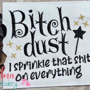 Puede incluir: Parche bordado blanco con las palabras "Bitch Dust" en escritura negra, con detalles de estrellas doradas y la frase "I sprinkle that shit on everything." Disponible en tamaños 4x4, 5x5, 6x6 y 7x7.