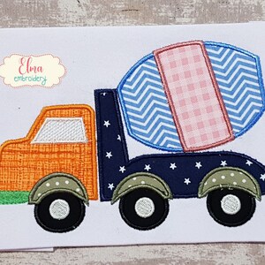 Puede incluir: Aplique bordado de un cami&oacute;n mezclador de cemento. El cami&oacute;n es naranja con un tambor mezclador de cemento con estampado azul y blanco. El cami&oacute;n tiene ruedas verdes con centros blancos y una ventana blanca.