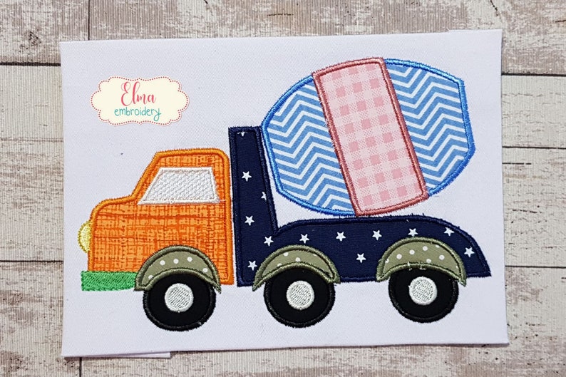 Puede incluir: Aplique bordado de un cami&oacute;n mezclador de cemento. El cami&oacute;n es naranja con un tambor mezclador de cemento con estampado azul y blanco. El cami&oacute;n tiene ruedas verdes con centros blancos y una ventana blanca.