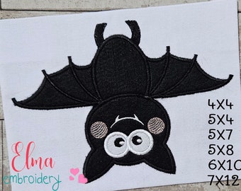 Puede incluir: Diseño de bordado en blanco y negro de un murciélago de dibujos animados con ojos grandes. El diseño está disponible en los tamaños 4x4, 5x4, 5x7, 5x8, 6x10 y 7x12 pulgadas.
