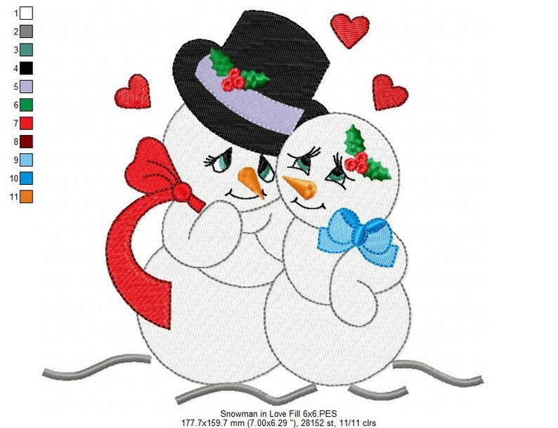 Pu&ograve; includere: Disegno ricamato di due pupazzi di neve che si abbracciano, uno indossa un cappello a cilindro nero con agrifoglio e l'altro un fiocco blu. Ci sono cuori rossi intorno ai pupazzi di neve.