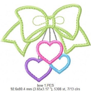 Puede incluir: Dise&ntilde;o bordado con un lazo verde claro y tres corazones colgantes. Los corazones son rosas, morados y celeste. El dise&ntilde;o incluye el texto "bow 1.PES" y mide 92,6 x 80,4 mm.