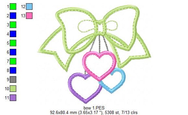 Puede incluir: Dise&ntilde;o bordado con un lazo verde claro y tres corazones colgantes. Los corazones son rosas, morados y celeste. El dise&ntilde;o incluye el texto "bow 1.PES" y mide 92,6 x 80,4 mm.