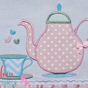 Könnte beinhalten: Eine rosafarbene Teekanne mit weißen Punkten und einem blau-grünen Deckel, die Tee in eine blau-weiße Teetasse mit Untertasse gießt. Die Teekanne hat eine rosafarbene Schleife am Henkel. Drei blaue und grüne Herzen schweben in der Luft.
