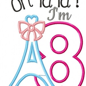 K&ouml;nnte beinhalten: Ein Stickmuster mit dem Text "oh la la ! I'm" in Schwarz und Grau. Unter dem Text befindet sich der Umriss eines hellblauen Eiffelturms mit einer rosa Schleife, der eine gro&szlig;e, leuchtend rosa Zahl 8 mit einem kleinen rosa Herz &uuml;berlagert.