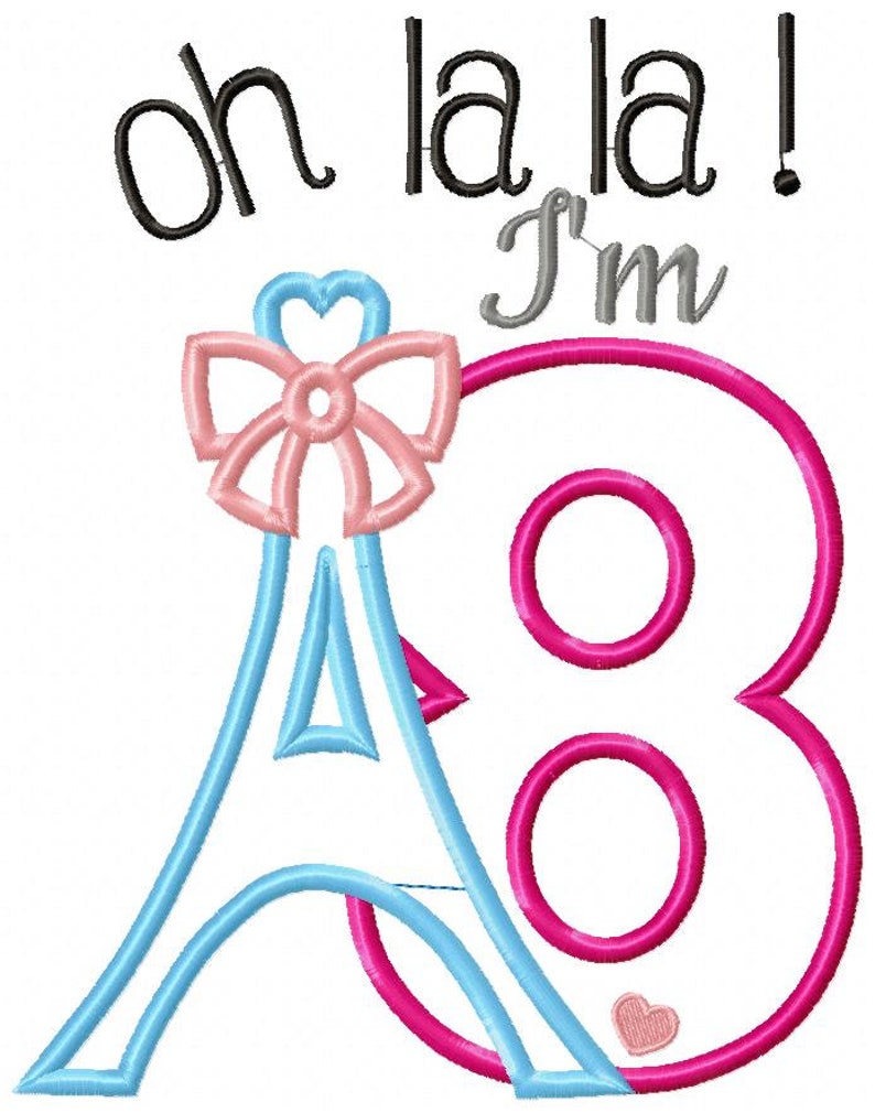 K&ouml;nnte beinhalten: Ein Stickmuster mit dem Text "oh la la ! I'm" in Schwarz und Grau. Unter dem Text befindet sich der Umriss eines hellblauen Eiffelturms mit einer rosa Schleife, der eine gro&szlig;e, leuchtend rosa Zahl 8 mit einem kleinen rosa Herz &uuml;berlagert.