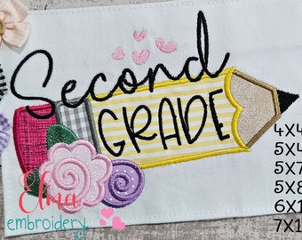 Può includere: Disegno ricamato di una matita con le parole "Second Grade" su di essa. La matita è decorata con fiori e tessuto a quadri. Il design è disponibile in diverse dimensioni: 4x4, 5x4, 5x7, 5x8, 6x10 e 7x12 pollici.