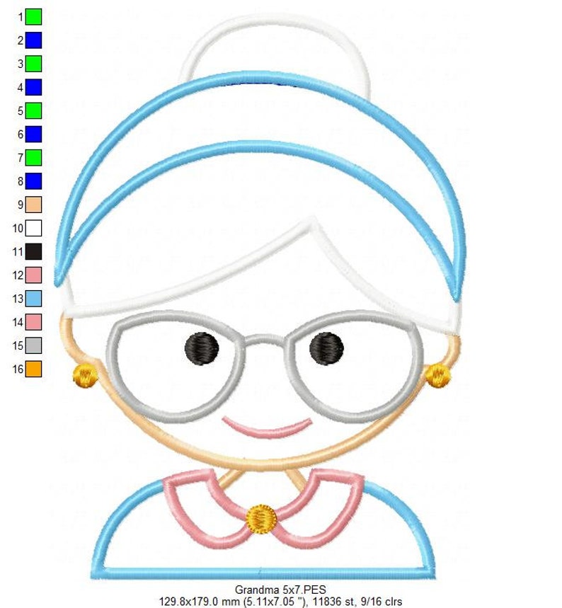 Puede incluir: Dise&ntilde;o bordado de la cara de una abuela sonriente, con gafas, un mo&ntilde;o y un atuendo rosa y azul. El dise&ntilde;o incluye el texto "Grandma 5x7.PES" y medidas de 129,8x179,0 mm.