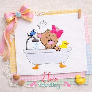Könnte beinhalten: Gesticktes Design mit einem Teddybären in einer Badewanne mit einer Gummiente und einem blauen Vogel. Der Bär trägt eine rosa Schleife und Noten sind enthalten. Das Design befindet sich auf einem weißen Quadrat mit dem Text "Elma embroidery".