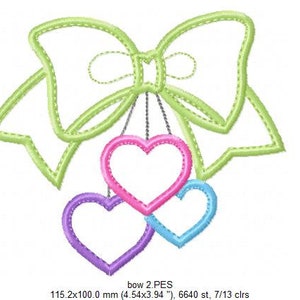Puede incluir: Dise&ntilde;o bordado de un lazo verde claro con tres corazones colgantes en morado, rosa y azul claro. El dise&ntilde;o se titula "bow 2.PES" y mide 115,2 x 100,0 mm.