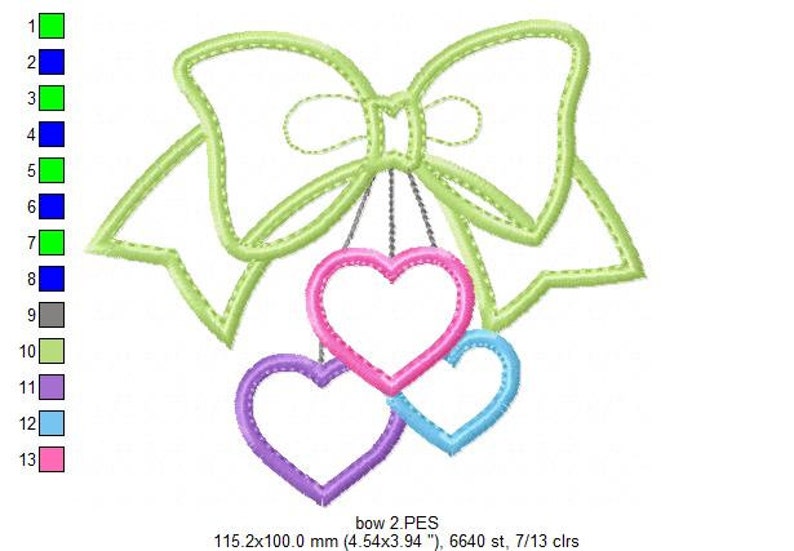 Puede incluir: Dise&ntilde;o bordado de un lazo verde claro con tres corazones colgantes en morado, rosa y azul claro. El dise&ntilde;o se titula "bow 2.PES" y mide 115,2 x 100,0 mm.