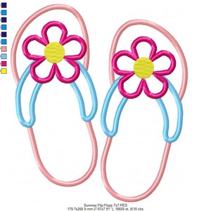 May include: A pair of pink flip flops with blue straps and a pink flower with a yellow center on each strap. The image text reads "Summer Flip Flops 7x7.PES 179.7x200.9 mm (7.07x7.91"), 18650 st, 6/10 clrs".