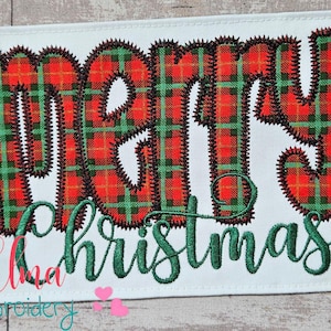 Könnte beinhalten: Rote und grüne karierte "Frohe Weihnachten" Stickerei mit einer kursiv geschriebenen Schrift. Das Design ist in den Größen 4x4, 5x4, 5x7, 5x8, 6x10 und 7x12 Zoll erhältlich.