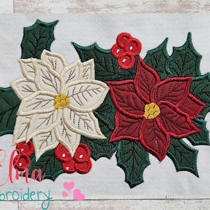 以下が含まれることがあります： 白いポインセチアと赤いポインセチアの2つの花、緑の葉と赤い実の刺繍デザイン。デザインは、4x4、5x4、5x7、5x8、6x10、7x12インチのさまざまなサイズでご利用いただけます。