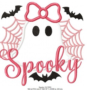 Peut inclure: Un motif de fant&ocirc;me blanc avec un n&oelig;ud rose, une toile d'araign&eacute;e et le mot "Spooky" en script rose. Deux chauves-souris noires sont de chaque c&ocirc;t&eacute; du fant&ocirc;me. Un motif amusant sur le th&egrave;me d'Halloween.
