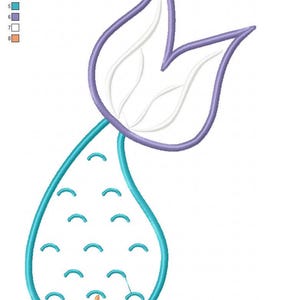 Puede incluir: Un dise&ntilde;o de bordado digital de un aplique de cola de sirena. El dise&ntilde;o presenta una cola turquesa con detalles de escamas curvas, un contorno de aleta p&uacute;rpura y un interior blanco. Una peque&ntilde;a estrella de mar naranja est&aacute; en la base. El texto "Mermaid Tail Applique 6x10.pes" est&aacute; en la parte inferior.