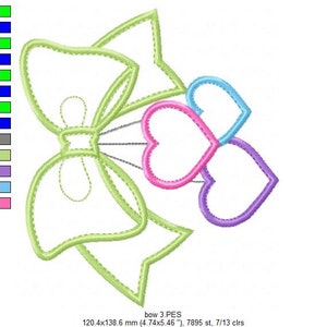 Puede incluir: Un dise&ntilde;o de bordado con un lazo grande de color verde claro con un contorno detallado. Tres corazones en rosa, azul y morado est&aacute;n conectados al lazo. El dise&ntilde;o incluye el texto "bow 3.PES" y mide 120.4x138.6 mm.